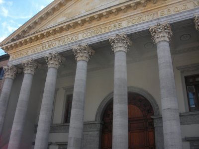 Aula columns